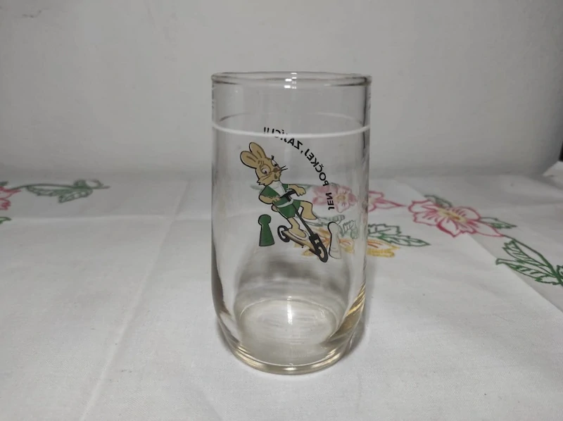 Retro sběratelská sklenička „Jen počkej, zajíci!“
