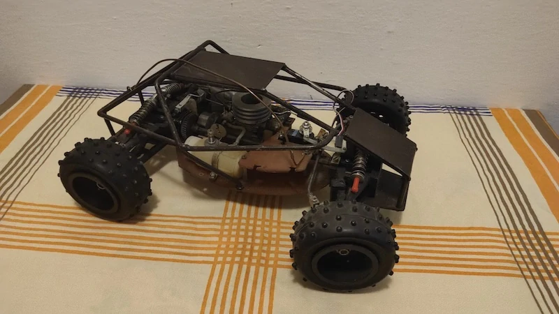 Starý modelářský RC model auta – nálezový stav