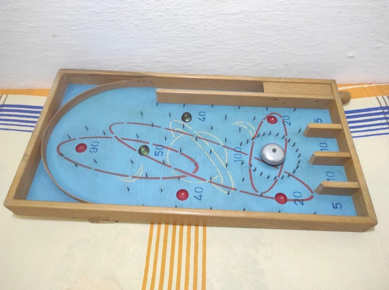 Retro dřevěná stolní hra Tivoli s vystřelovací kuličkou a zvonkem
