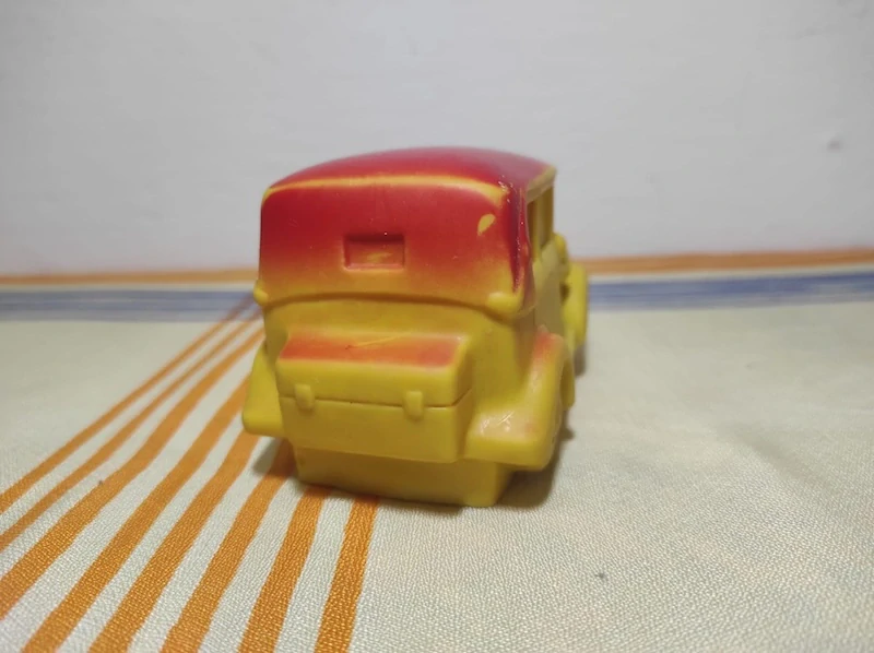 Retro pískací gumová hračka – automobil