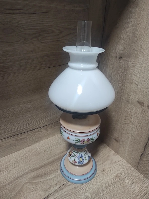 Krásná stará petrolejová lampička