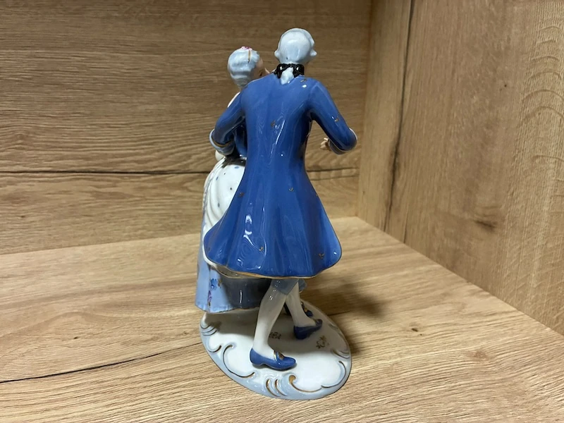 Stará porcelánová soška Royal Dux – Namluvy