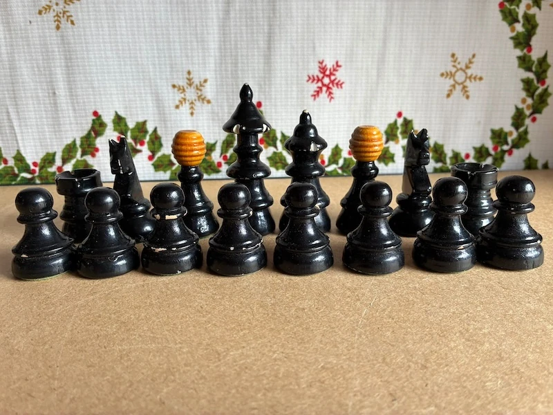 Staré dřevěné šachové figurky