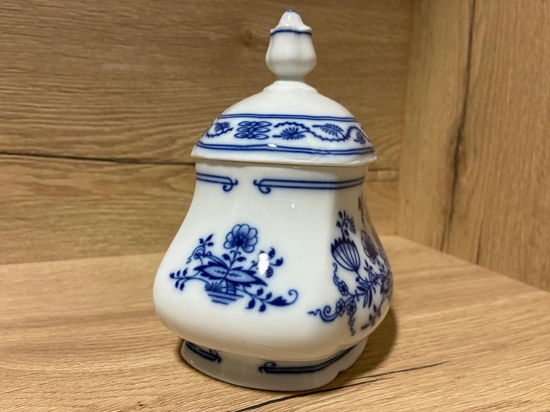 Porcelánová dóza na čaj – cibulák