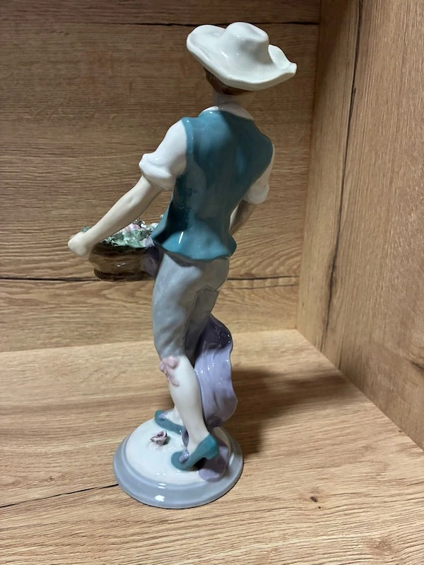 Porcelánová soška – zahradník