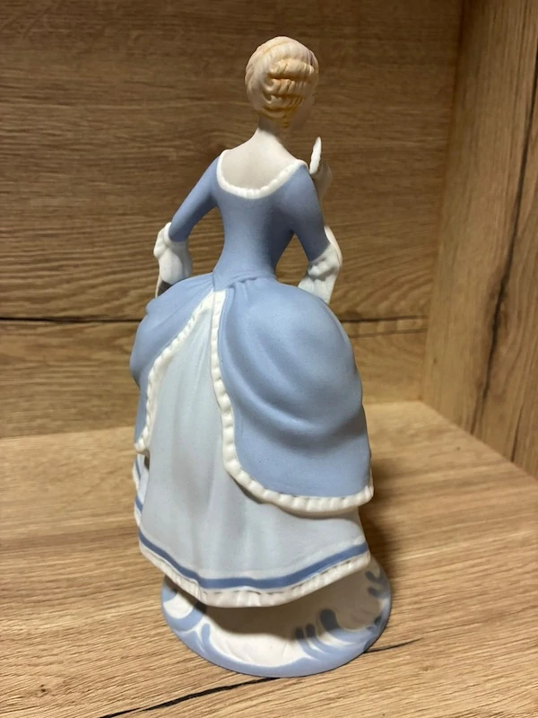 Porcelánová soška Royal Dux – dáma s vějířem