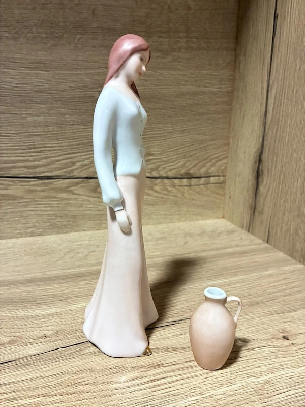 Porcelánová soška Royal Dux – Dáma se džbánem (návrh Fuksová)
