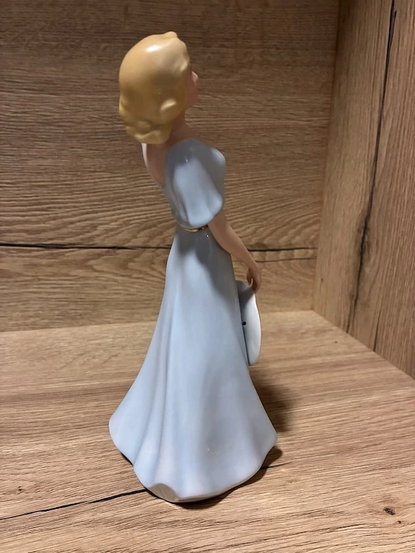 Porcelánová soška Royal Dux – Dáma s kloboukem (návrh Fuksová)