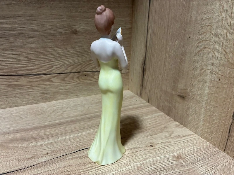 Porcelánová soška Royal Dux – Dáma s vějířem (návrh Fuksová)