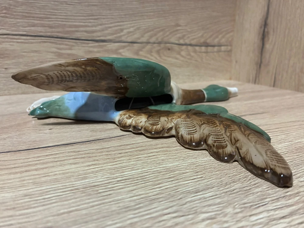 Porcelánová závěsná soška – kachna v letu Royal Dux