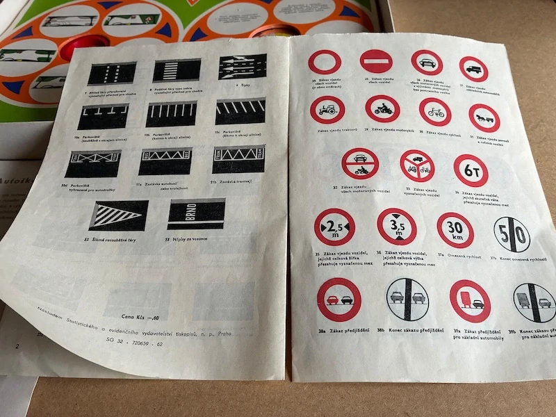 Retro hra Autoškola s volantem Kovozávody Semily