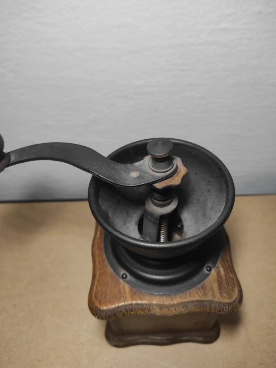 Starý mlýnek na kávu 