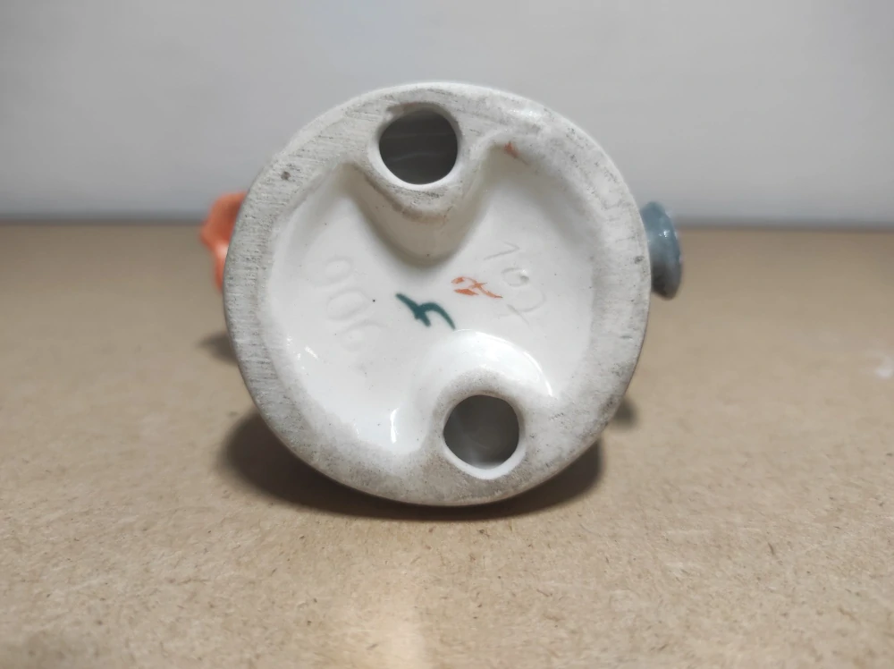 Porcelánová soška, Royal Dux, děvčátko s konvicí 
