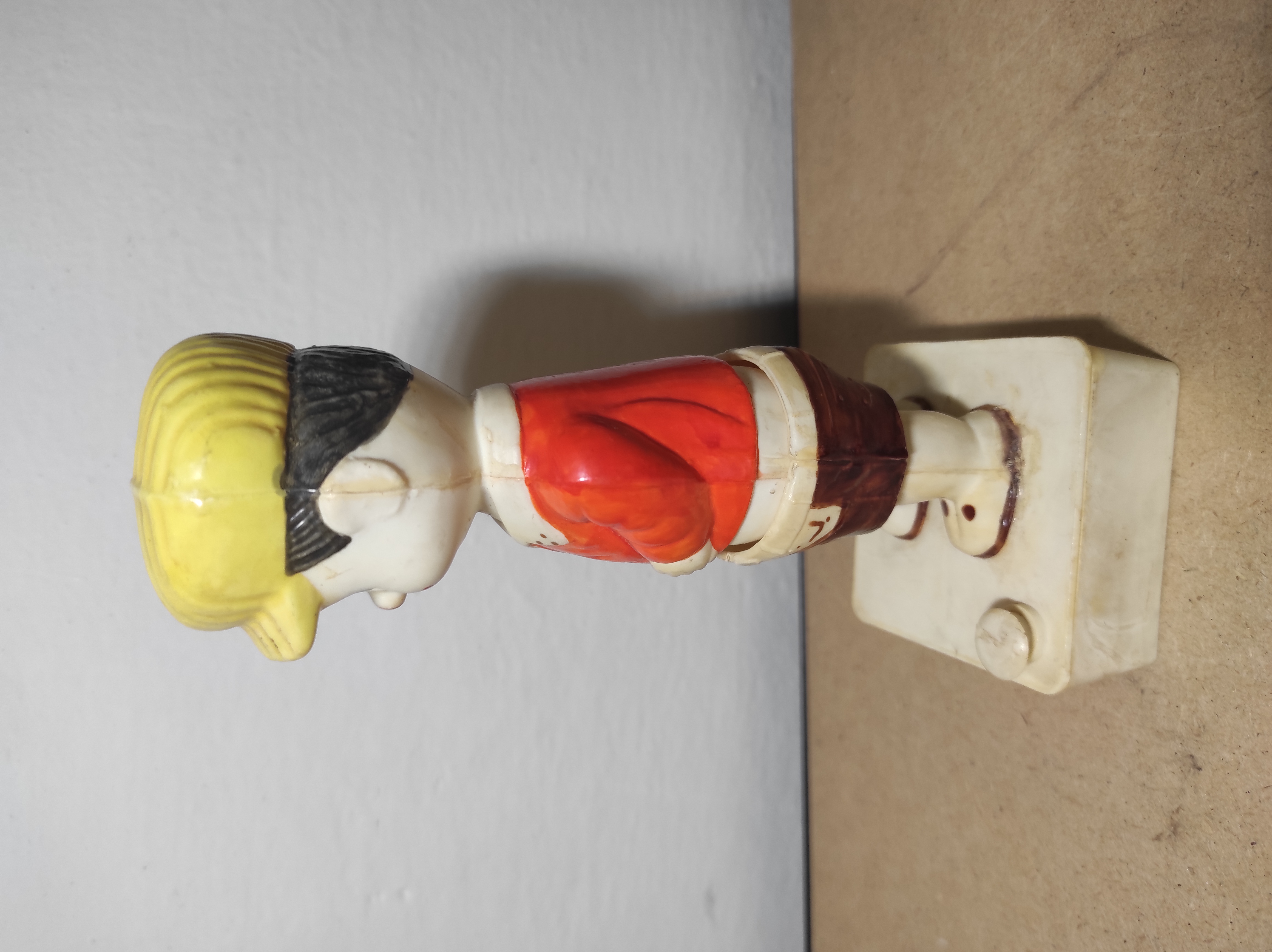 Retro čůrající chlapeček - hračka