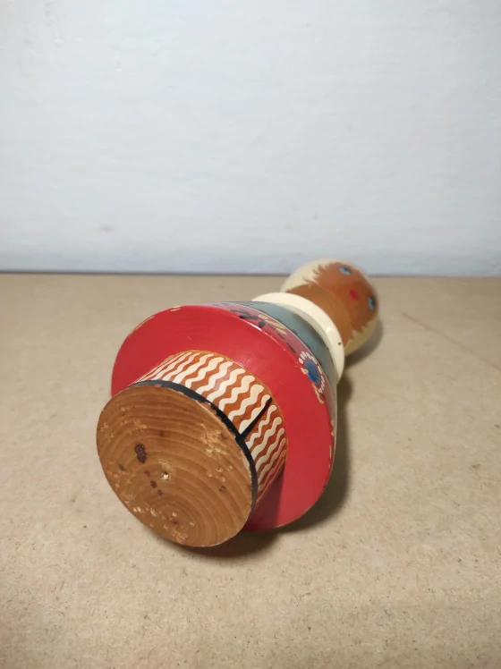 Dřevěná malovaná panenka