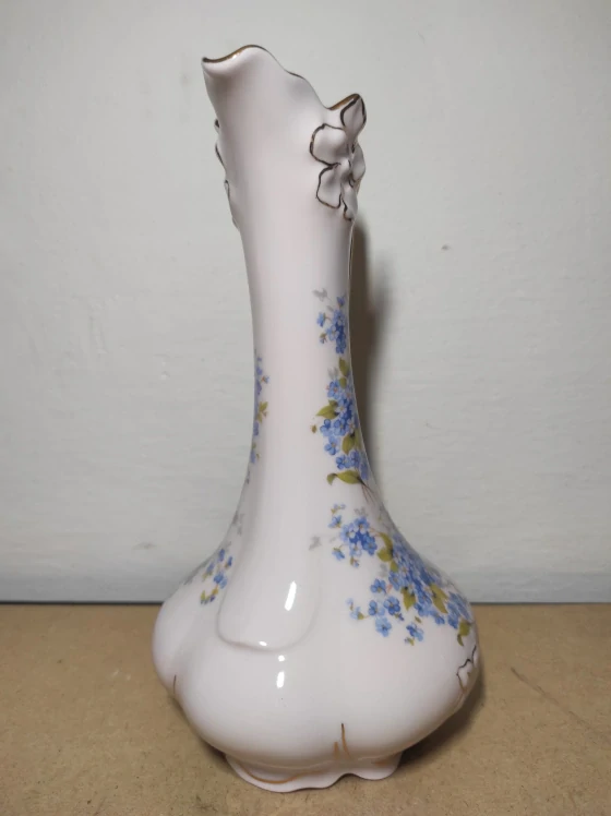 Váza z růžového porcelánu s pomněnkami