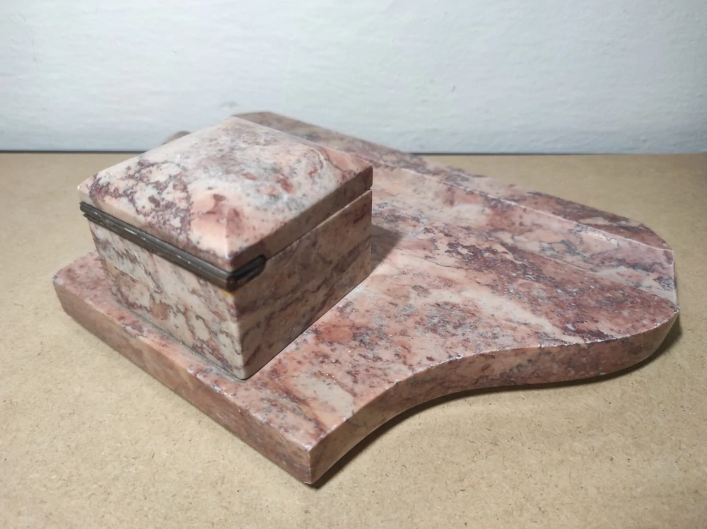 Starý mramorový kalamář