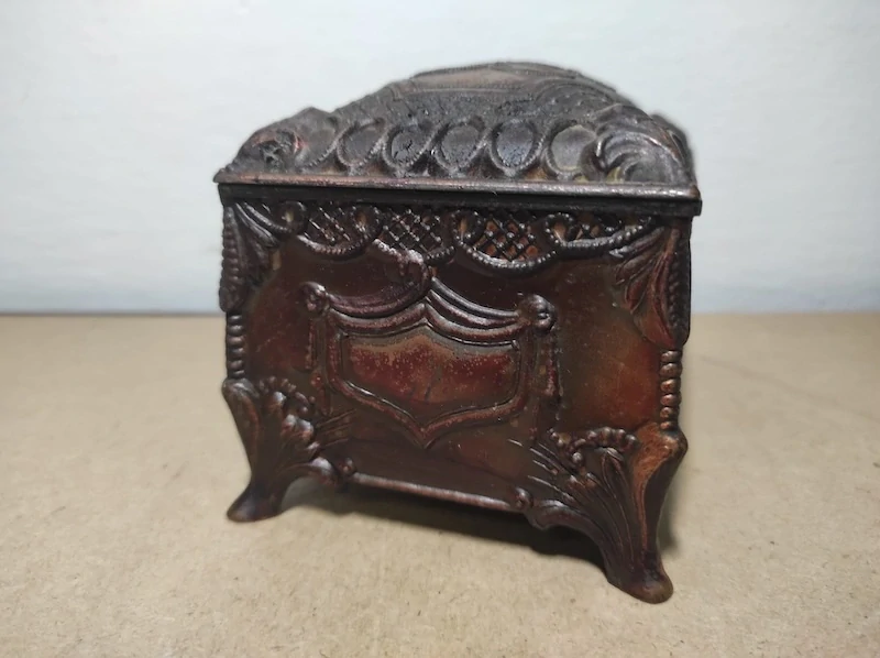 Stará zdobená plastova šperkovnice 