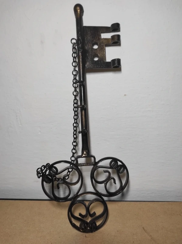 Retro kovový věšák a klíče 