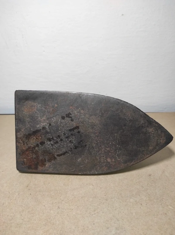 Starožitná kovová žehlička 