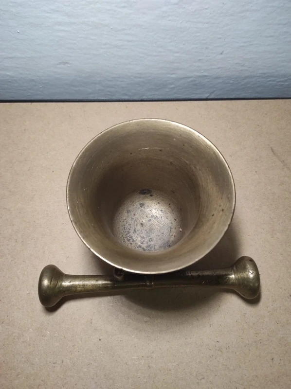 Starý mosazný hmoždíř