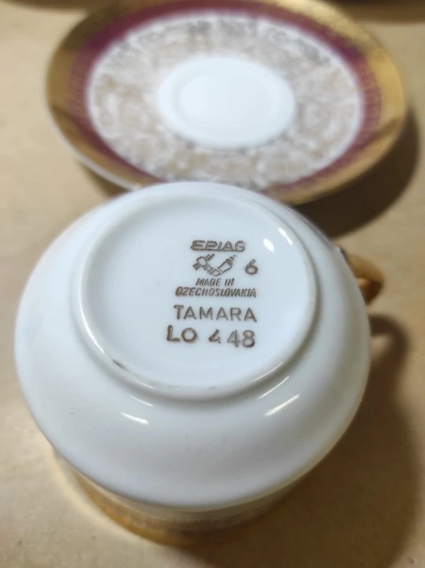 Sada porcelánových šálku s podšálkem
