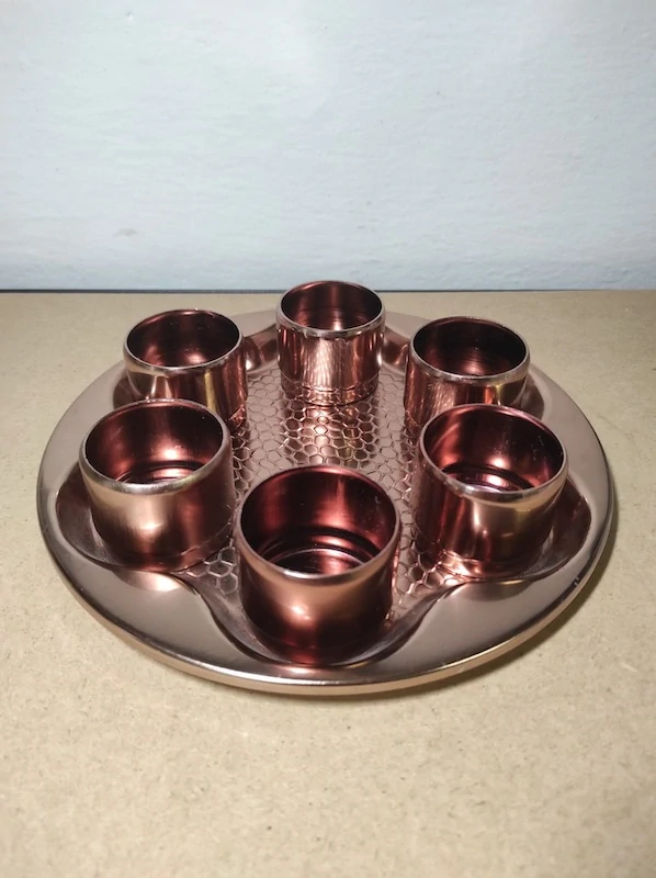 Retro tác se šesti sklenicemi 