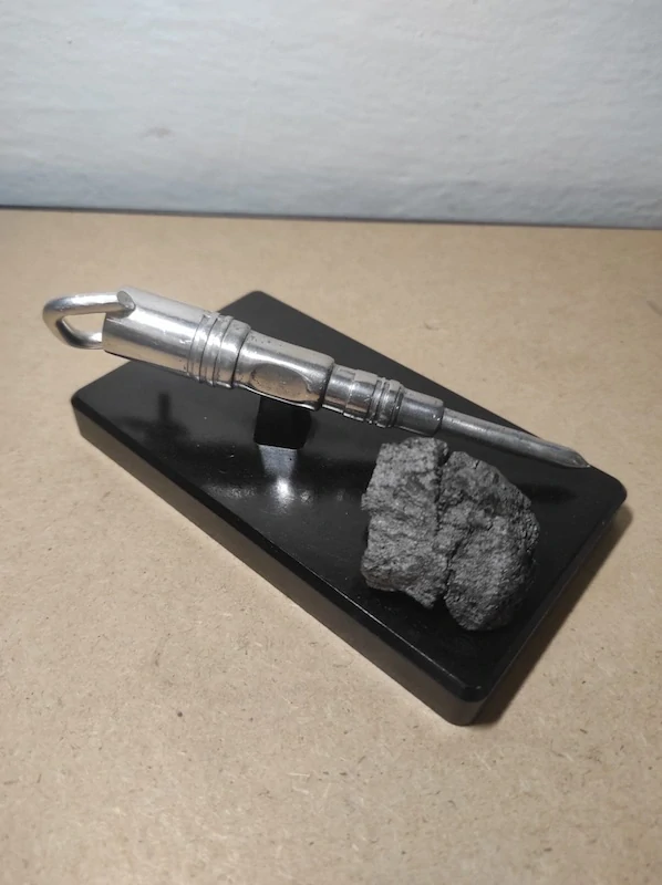 Stará plastová dekorace - hornická sbíječka 