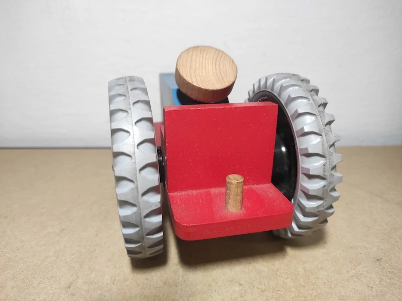 Traktor, dřevněná hračka 