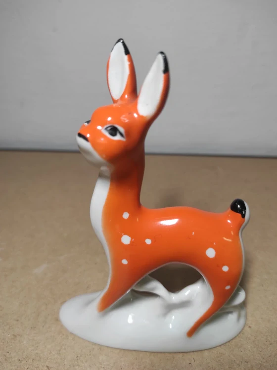 Porcelánová soška jelen