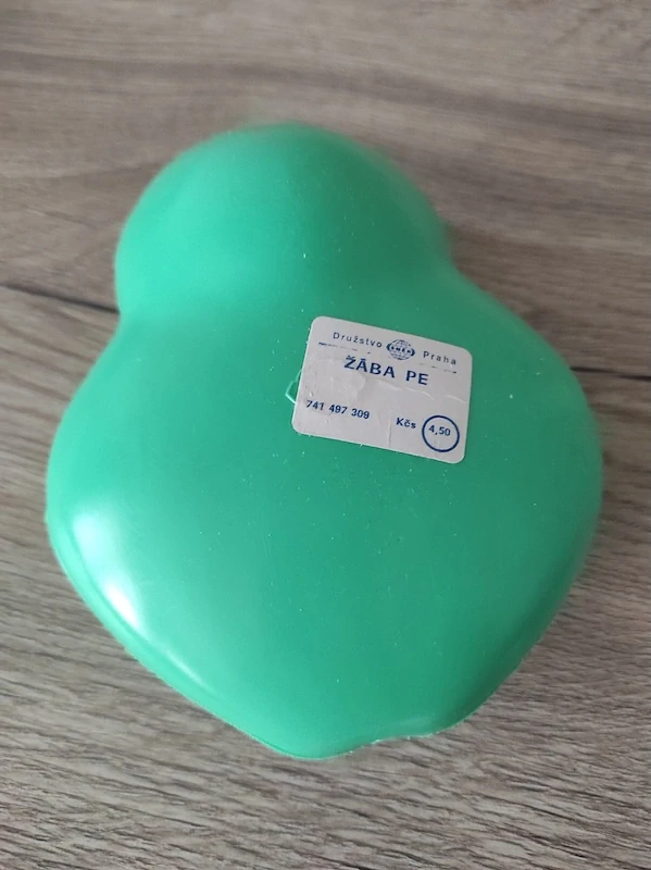 Retro plastová žába DRUŽSTVO SMĚR 