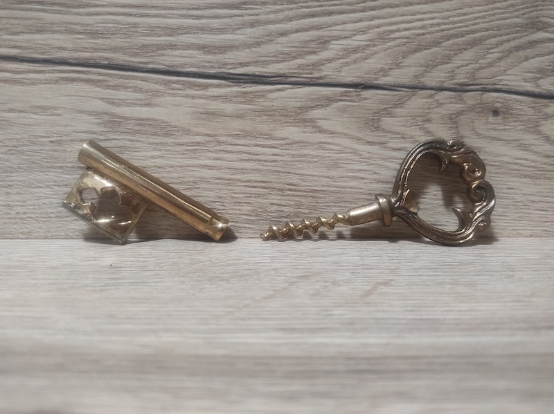 Mosazný klíč - vývrtka 