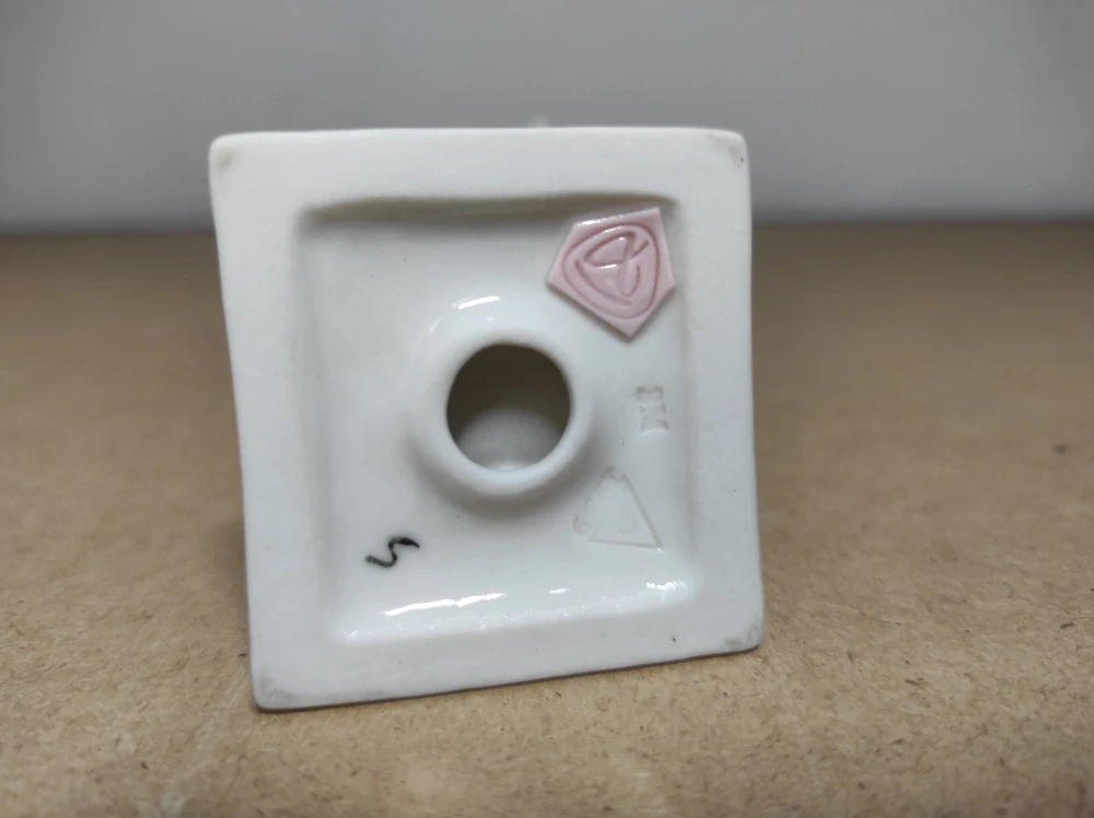 Porcelánová soška dáma s deštníkem 