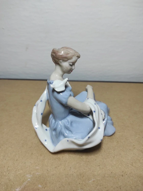 Royal Dux, dívka s ptáčkem 