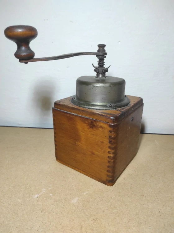 Starý dřevěný mlýnek na kávu 