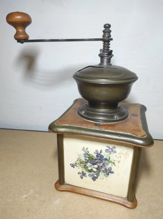 Starožitný mlýnek na kávu 