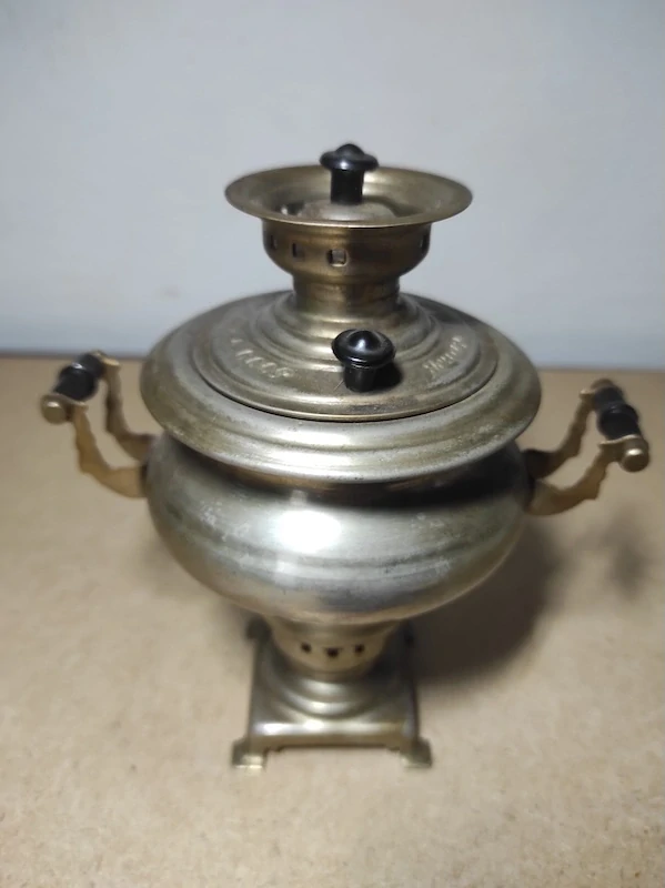 Starý malý ruský samovar 