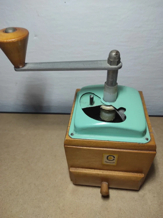 Starý mlýnek na kávu 