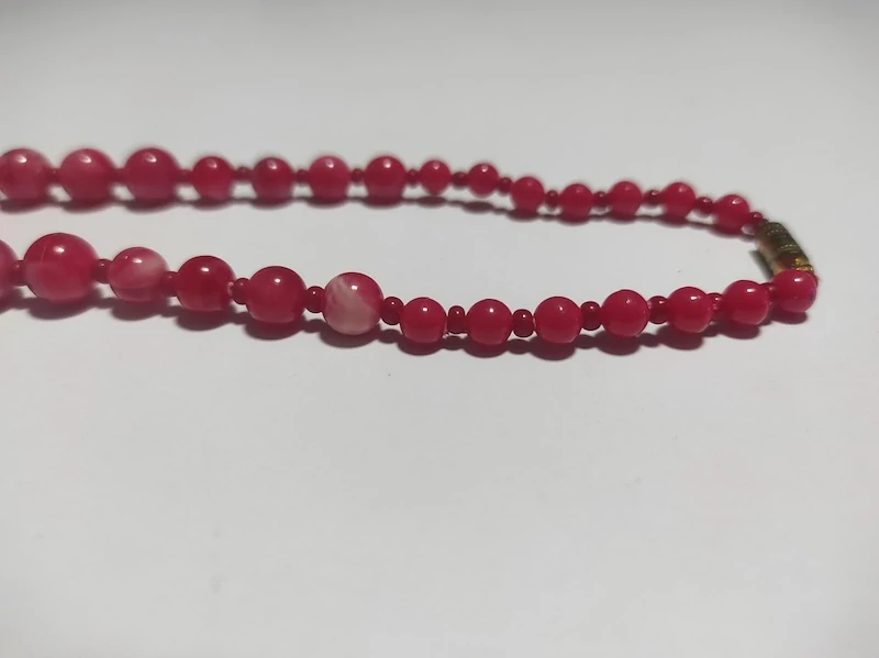 Retro dámský červený náhrdelník 