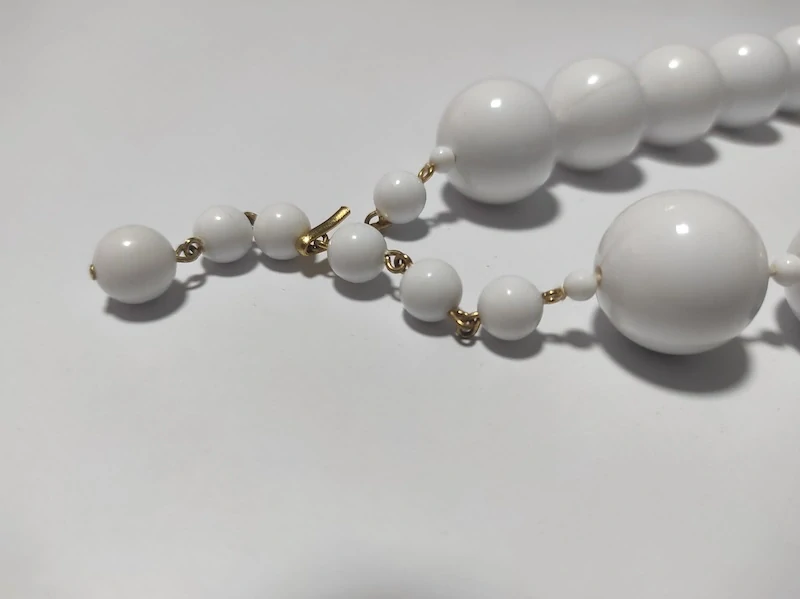 Retro plastové bílé velké koralé 