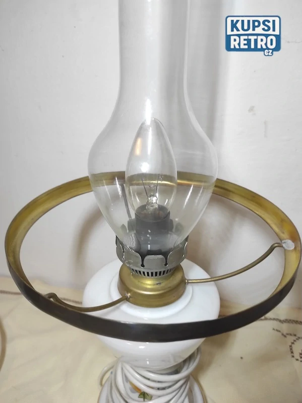 Elektrická lampa ve tvaru petrolejky 