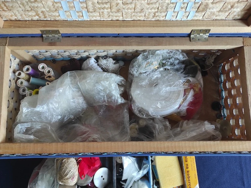 Retro proutěný košík na šití 