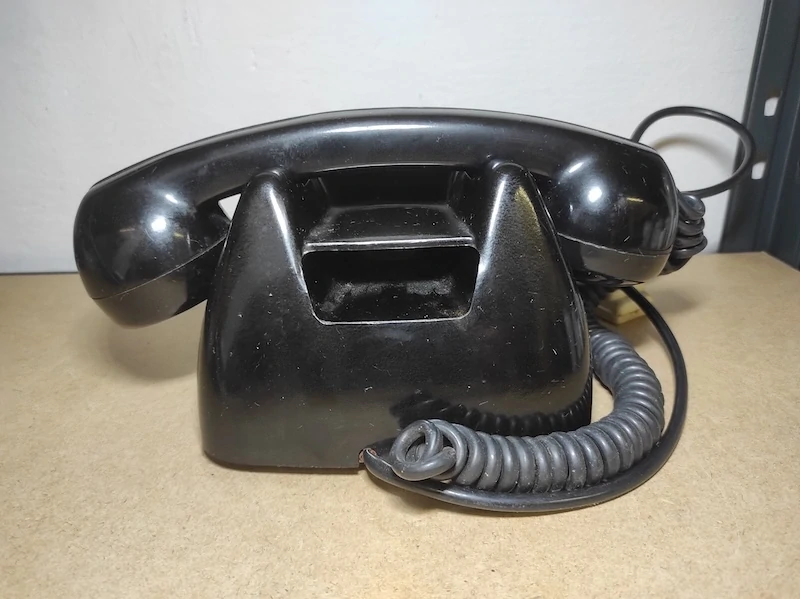 Starý bakelitový telefon - Tesla 