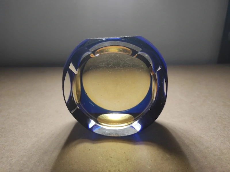 Autorský skleněný popelník