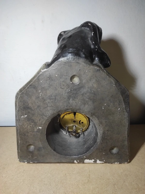 Staré hodiny se psem 