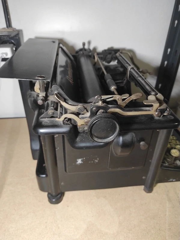 Starý psací stroj - Remington 