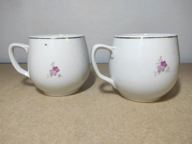 Hrníčky „bucláky“ s květovým dekorem