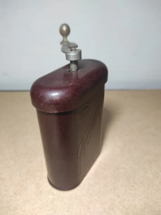 Mlýnek na kávu Tramp, bakelit