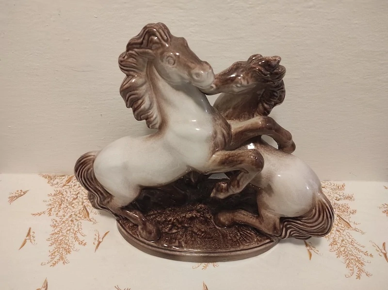 Sousoší koní, glazovaná keramika 