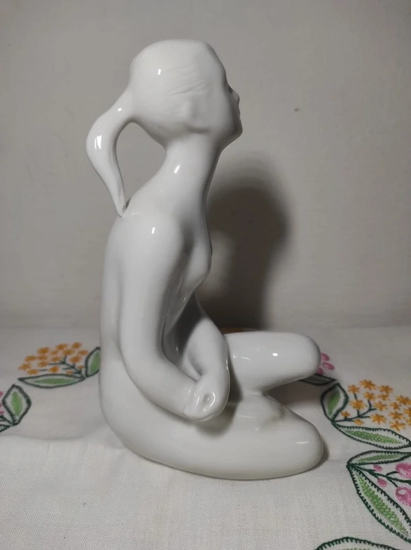 Royal Dux, akt ženy, porcelánová soška